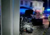 V Krškem BMW trčil v podporni steber mostu, tri osebe lažje poškodovane