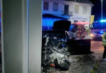 V Krškem BMW trčil v podporni steber mostu, tri osebe lažje poškodovane