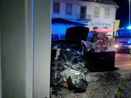 V Krškem BMW trčil v podporni steber mostu, tri osebe lažje poškodovane