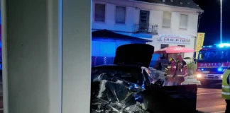 V Krškem BMW trčil v podporni steber mostu, tri osebe lažje poškodovane