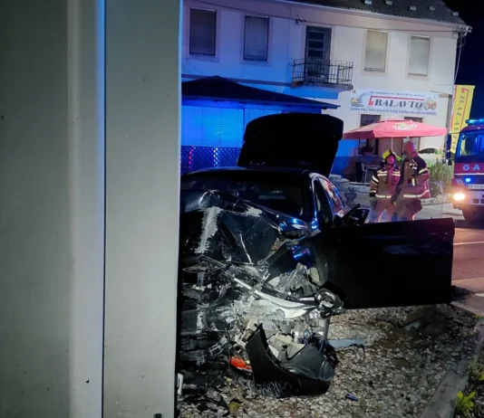 V Krškem BMW trčil v podporni steber mostu, tri osebe lažje poškodovane
