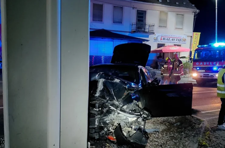 V Krškem BMW trčil v podporni steber mostu, tri osebe lažje poškodovane
