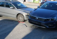 V Krškem trčila avtomobil in električni skiro, voznika skiroja odpeljali v bolnišnico