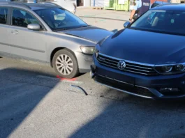 V Krškem trčila avtomobil in električni skiro, voznika skiroja odpeljali v bolnišnico