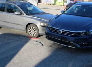 V Krškem trčila avtomobil in električni skiro, voznika skiroja odpeljali v bolnišnico