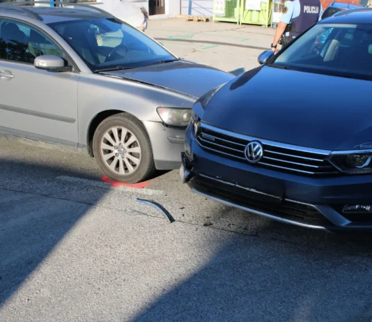 V Krškem trčila avtomobil in električni skiro, voznika skiroja odpeljali v bolnišnico