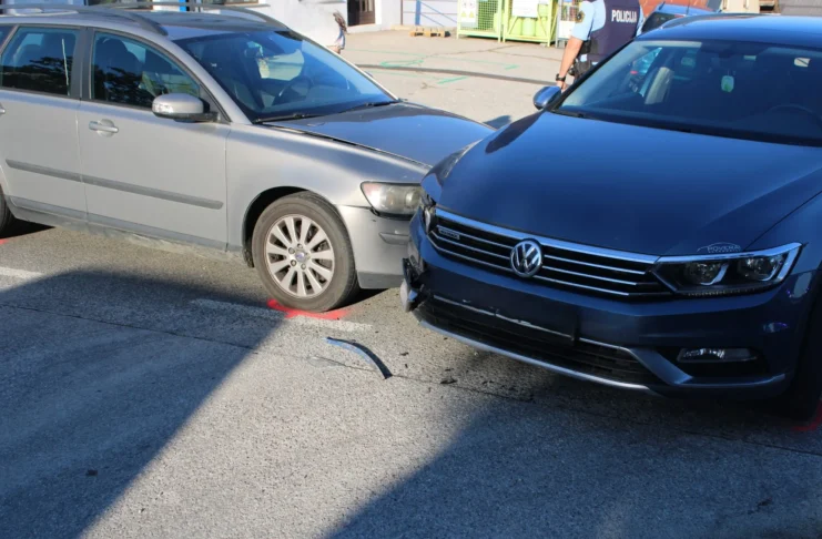 V Krškem trčila avtomobil in električni skiro, voznika skiroja odpeljali v bolnišnico